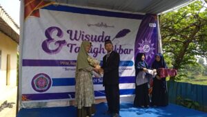 Ning Rusmiati terpilih Sebagai Wali Santri Terbaik dalam Wisuda Santri PontrenMu Aasyiqul Qur’an Sirampog