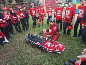 Kader HW UMS Sukses Jalani Pelatihan Vertical Rescue Nasional di Cibubur