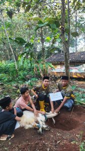 Kolaborasi PPTQ Shirathun Najah dan Imam Syuhodo Full day School Sukses menggelar kegiatan Berbagi daging Qurban “ZERO PLASTIK”