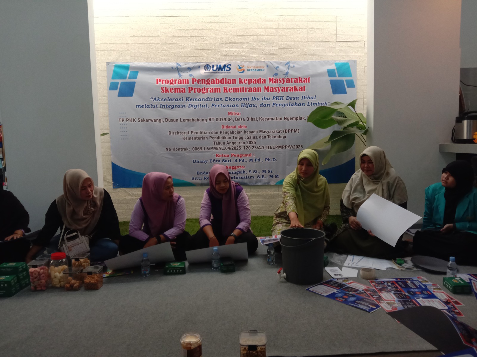 UMS Dampingi Ibu-Ibu PKK Sekarwangi Desa Dibal Olah Limbah Rumah Tangga Jadi POC