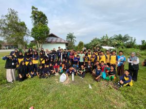 Kelompok 23 KKNMas 2025 Sosialisasikan dan Praktikkan Pembuatan Lubang Resapan Biopori di SMPN 2 Mempura