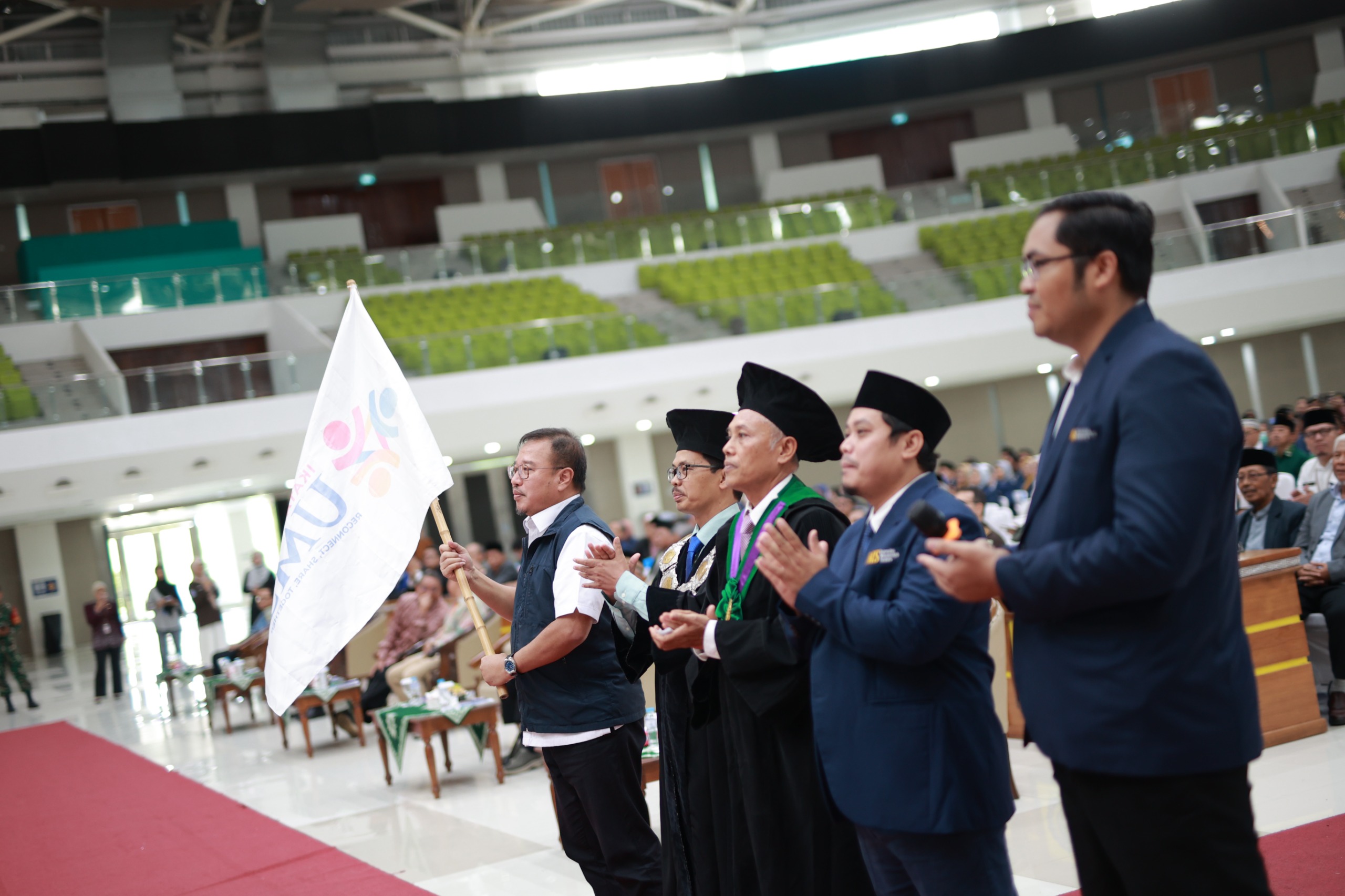 IKA UMS Kukuhkan 30 Direktur Wilayah dan 10 Duta Luar Negeri IKA UMS, Perkuat Jejaring Alumni Global