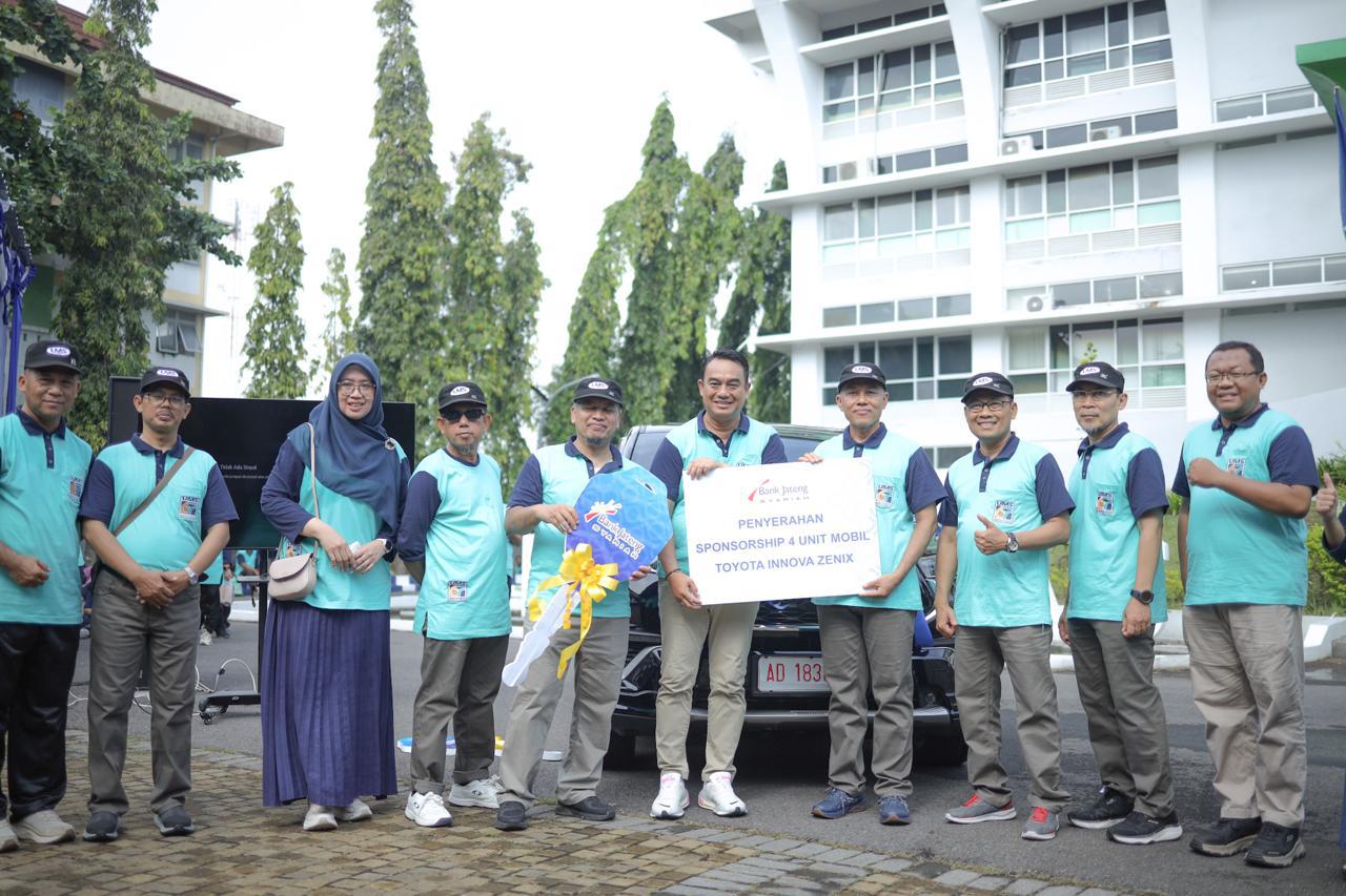 UMS Terima 4 Unit Mobil dari Bank Jateng Syariah untuk Dukung Operasional UMS