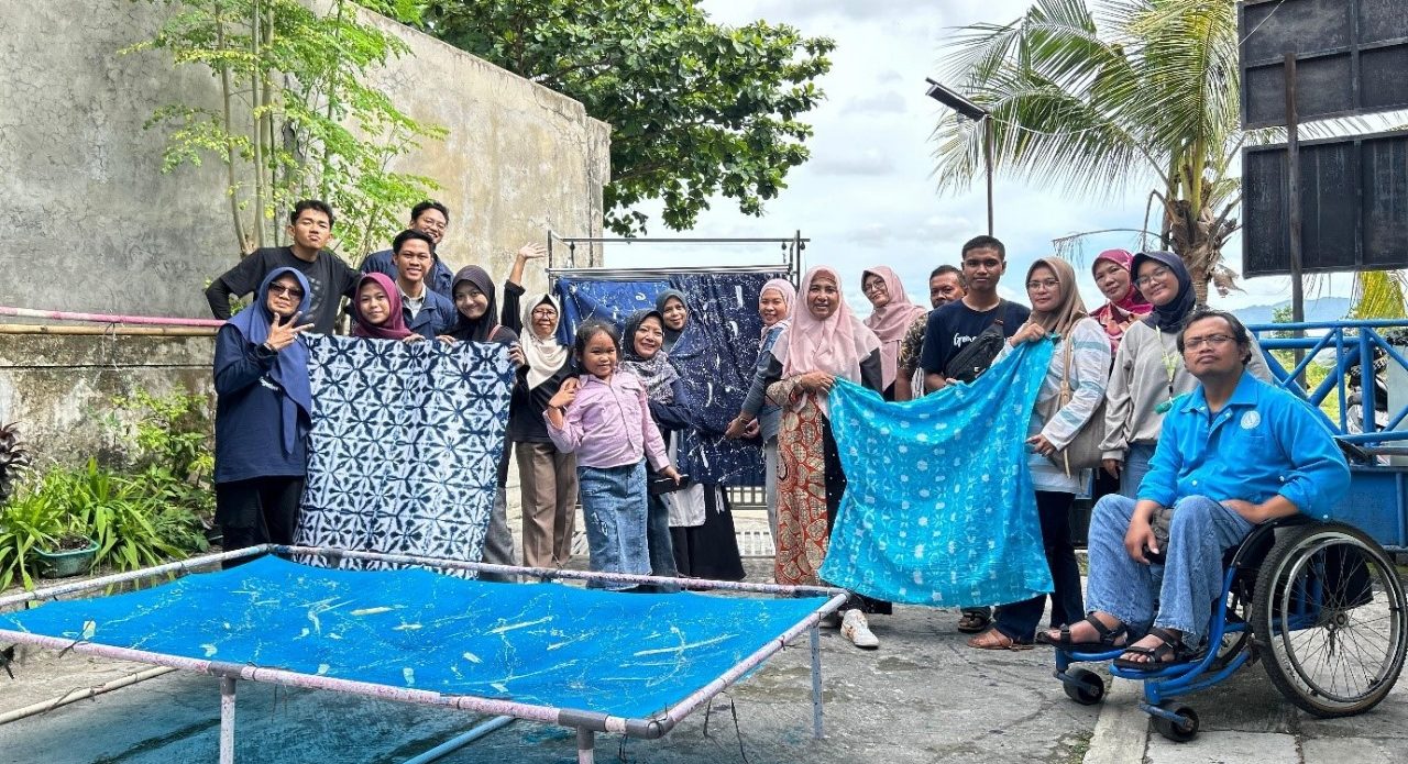 UMS Lanjutkan Program Peningkatan Kapasitas dengan Pelatihan Alat Bantu Produksi bagi Pengrajin Batik Difabel