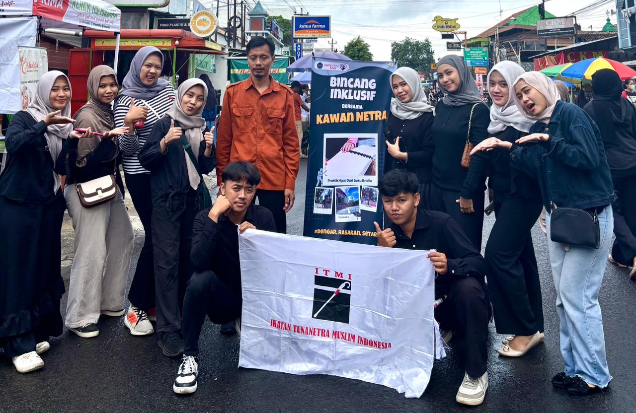 Bangun Ruang Publik Inklusif, Mahasiswa Ilkom UMS Gaungkan Kampanye “Kawan Netra”