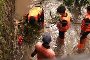 Mahasiswa UMS Gagas Kampanye Resik Ati, Resik Kali untuk Cegah Banjir di Surakarta