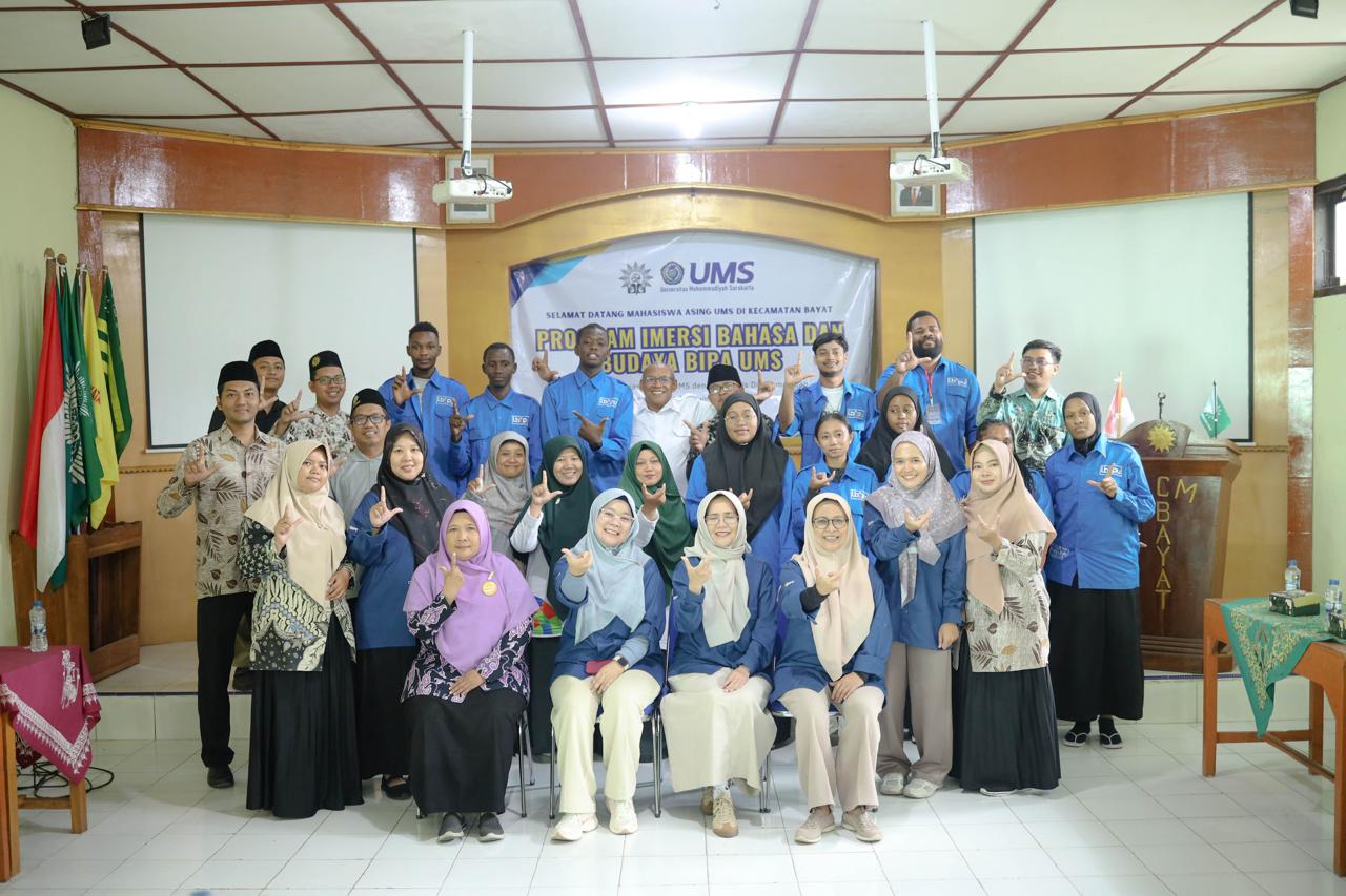 Mahasiswa Asing UMS Semangat Berinteraksi dengan Anak SD 