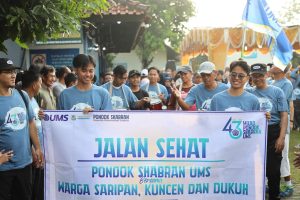 Semarakan Milad ke 43, Pondok Hajjah Nuriyah Shabran UMS Adakan Acara Jalan Sehat Bersama Warga