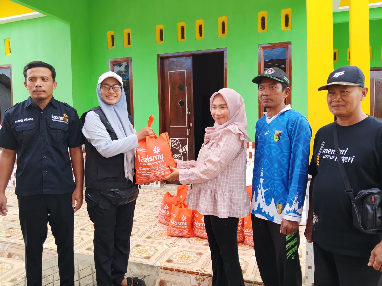 MDMC Lampung Timur Salurkan Bantuan Sembako untuk Warga Terdampak Banjir di Sumur Kucing