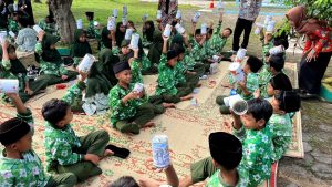 Mahasiswa KKN-Dik UMS Tanamkan Edukasi Menabung melalui Program Kreasi Celengan