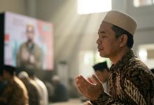 Pria Muslim berzikir khusyuk dengan mata terpejam di masjid, ilustrasi amalan anti panik dan doa penghilang rasa takut dari Ustadz Adi Hidayat.