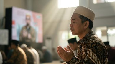 Pria Muslim berzikir khusyuk dengan mata terpejam di masjid, ilustrasi amalan anti panik dan doa penghilang rasa takut dari Ustadz Adi Hidayat.