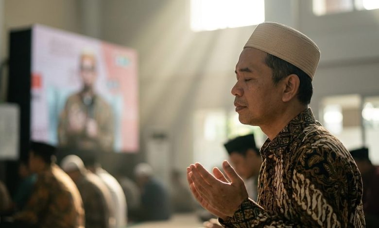Pria Muslim berzikir khusyuk dengan mata terpejam di masjid, ilustrasi amalan anti panik dan doa penghilang rasa takut dari Ustadz Adi Hidayat.