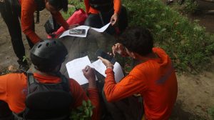 Peserta masa pengembaraan olahraga arus deras mendata geomorfologi Sungai Elo