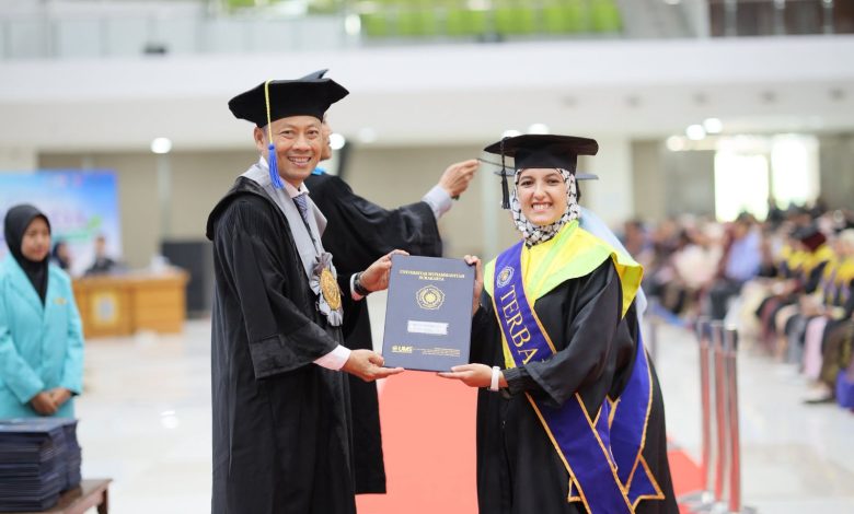 Mariam Ahmad Hamza Serour Elbanna saat menerima ijazah UMS