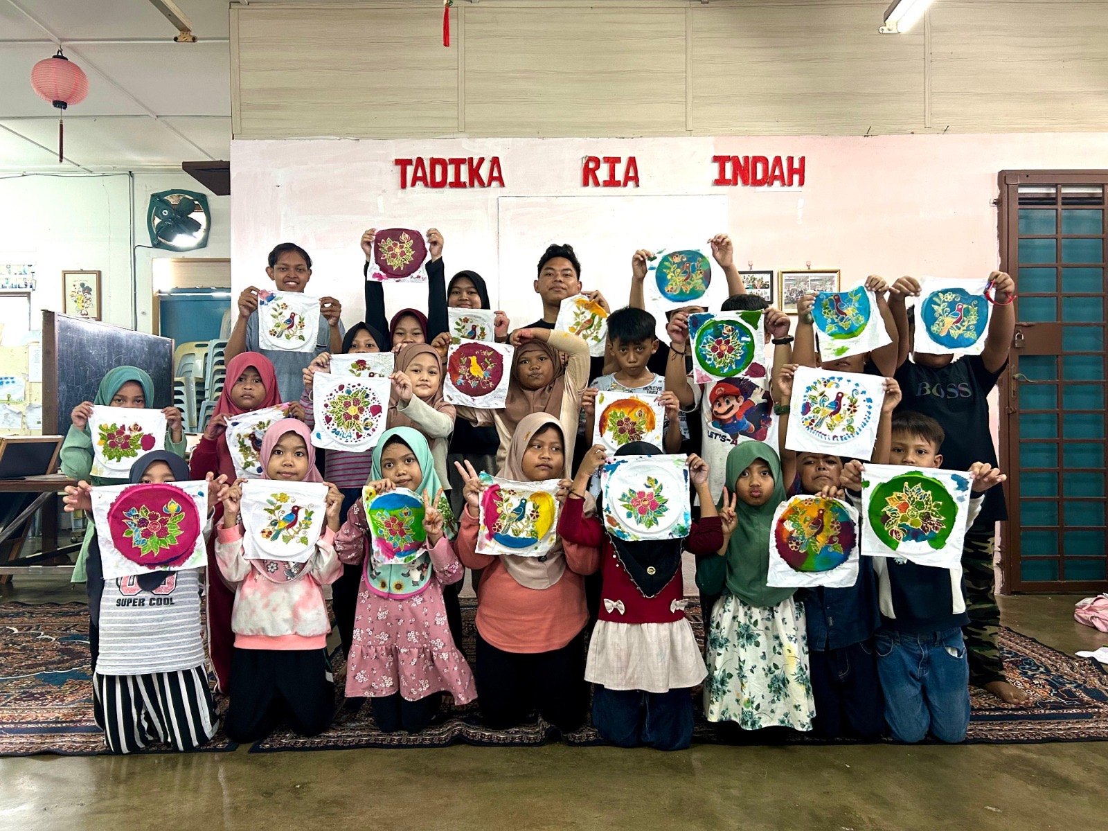 Mahasiswa UMS Kenalkan Budaya Batik Nusantara kepada Anak Sanggar Bimbingan di Malaysia