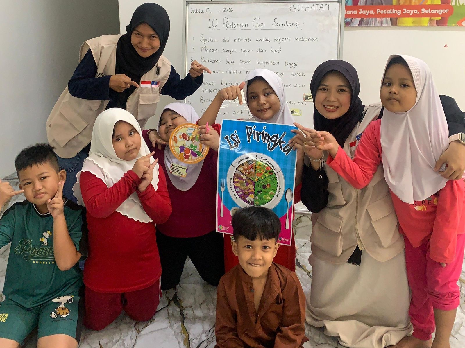 Isi Piringku Jadi Media Edukasi Gizi, Mahasiswa UMS Ajari Anak Perantauan di Malaysia