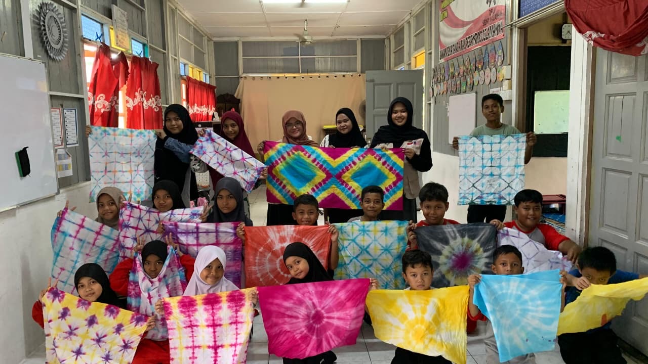 Upaya Lestarikan Warisan Budaya Indonesia, Mahasiswa UMS Kenalkan Batik Jumputan di Selangor Malaysia