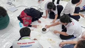 Ilmu Hukum UMS Kenalkan Batik Indonesia melalui Cultural Exchange dan Pengabdian Internasional di Vietnam