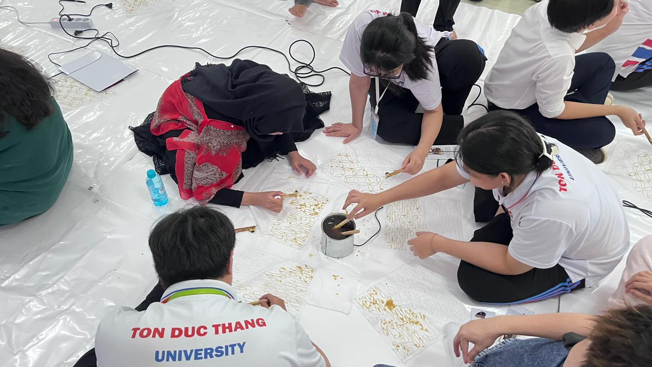 Ilmu Hukum UMS Kenalkan Batik Indonesia melalui Cultural Exchange dan Pengabdian Internasional di Vietnam