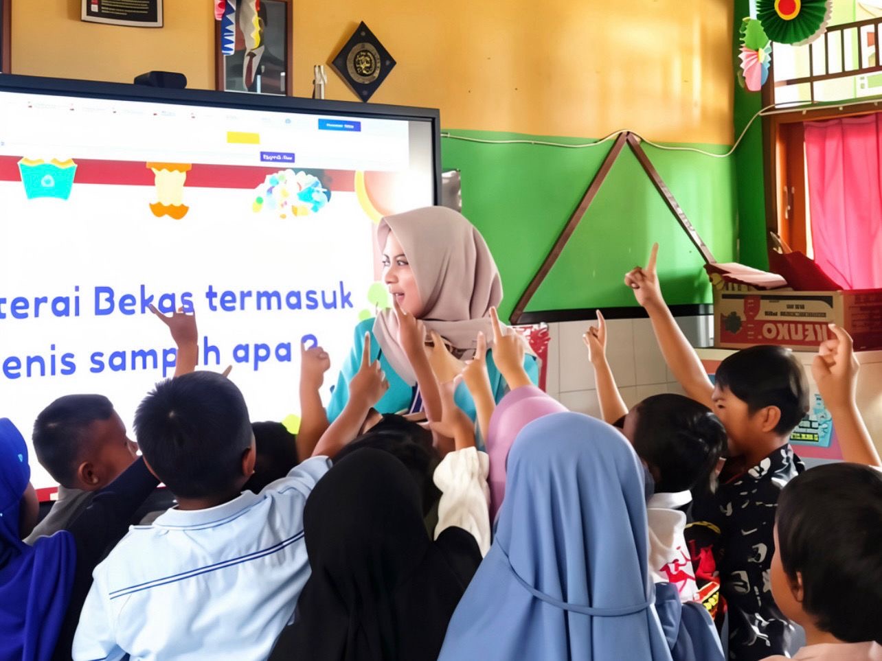 Tanamkan PHBS Sejak Dini, Mahasiswa Kesmas UMS Kenalkan Pilah Sampah dan CTPS