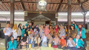 Kurangi Risiko Kegawatdaruratan, KKN FIK UMS Edukasi Penanganan Tersedak dan Gigitan Ular