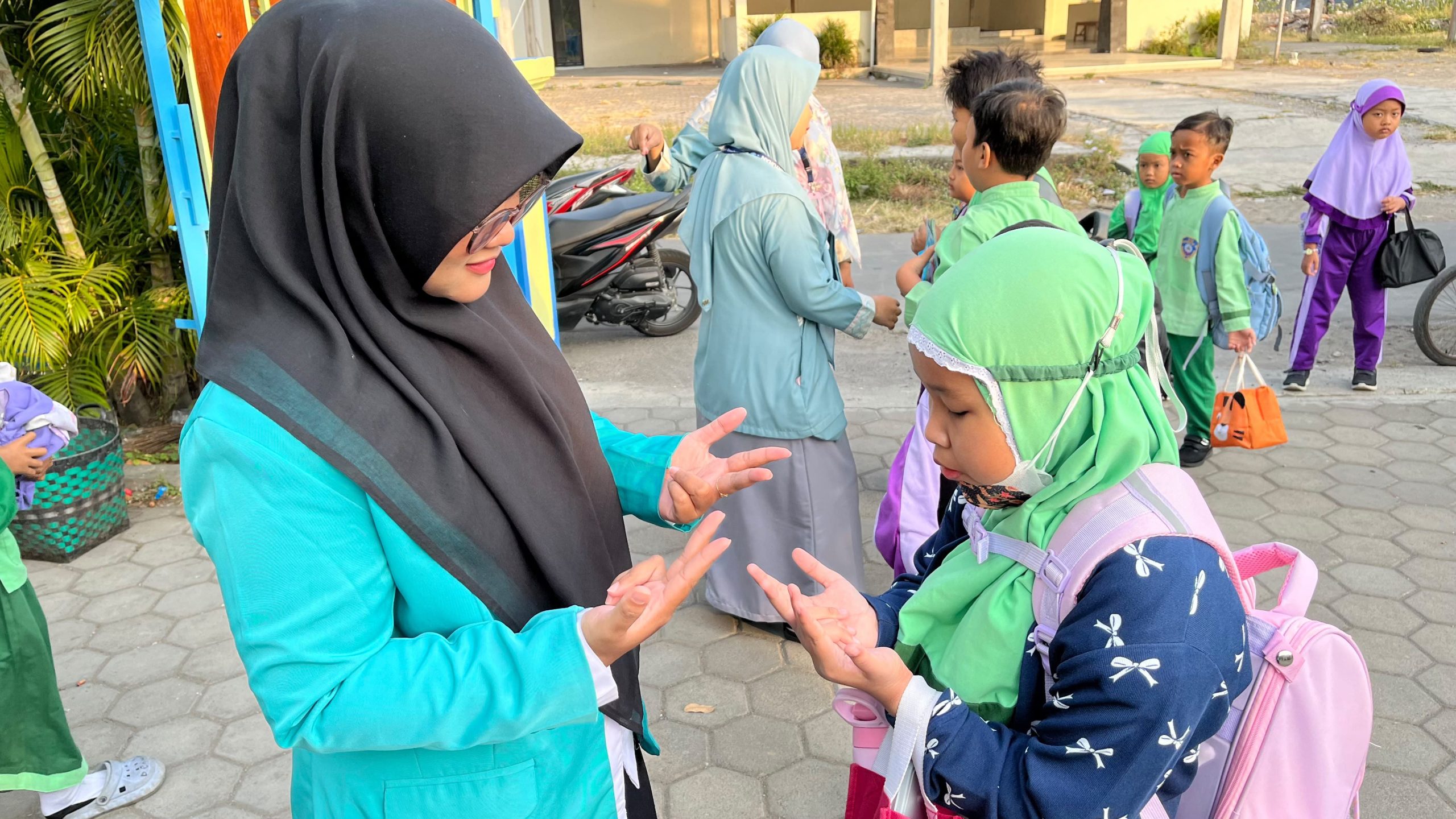 Mahasiswa PLP 2 FKIP UMS Dampingi Program Sarapan Matematika, Perkuat Budaya Numerasi di SD Muhammadiyah PK Baturan