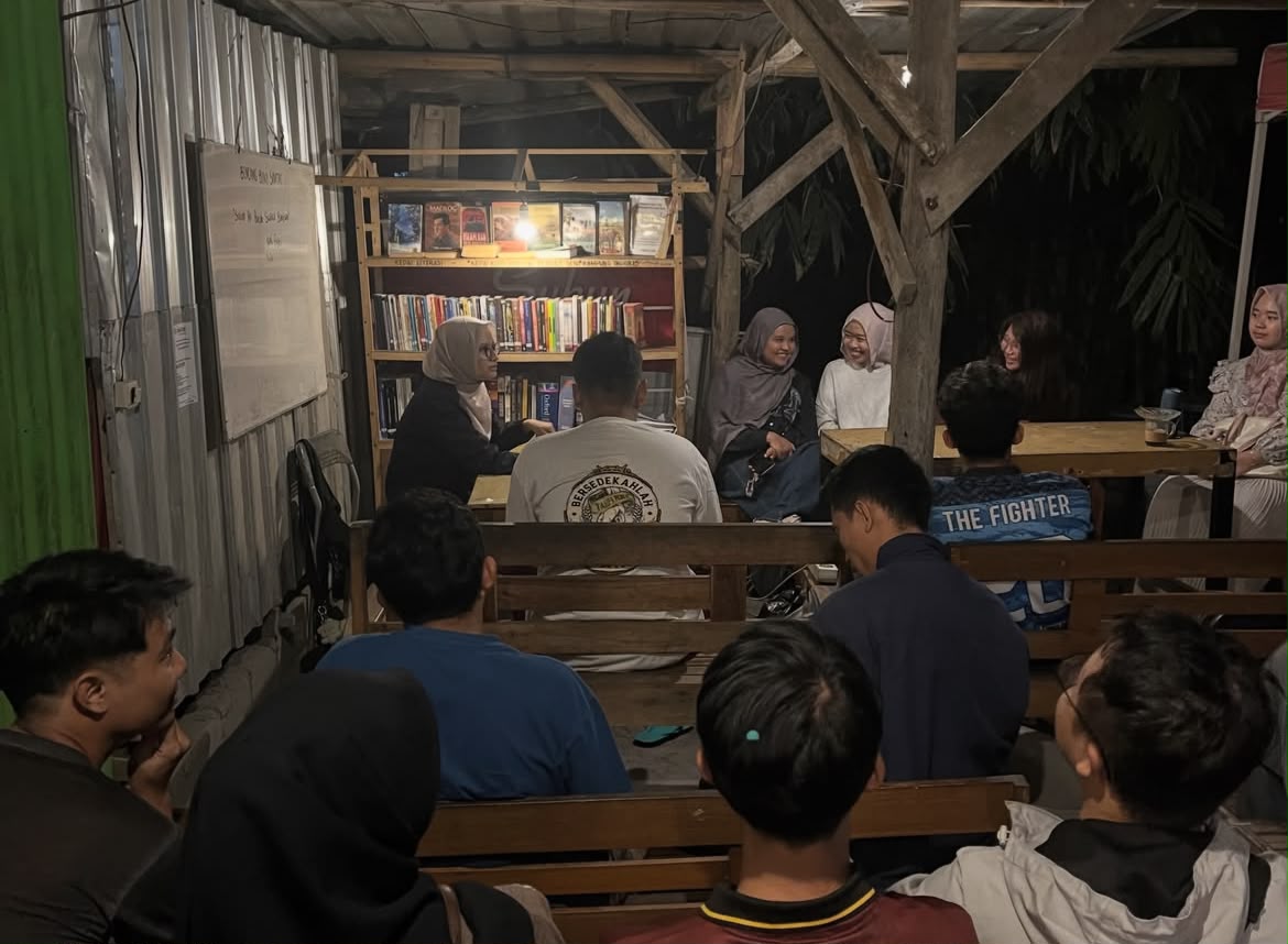 Bincang Buku Santai, Ikhtiar Pegiat Seni Kampung Inggris Menumbuhkan Budaya Literasi