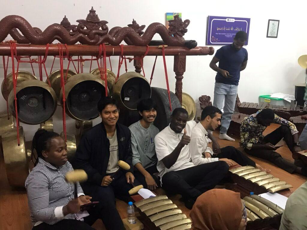 Mahasiswa Asing Program BIPA Kunjungi Laboratorium Karawitan PGSD FKIP UMS, Belajar Gamelan hingga Sinden