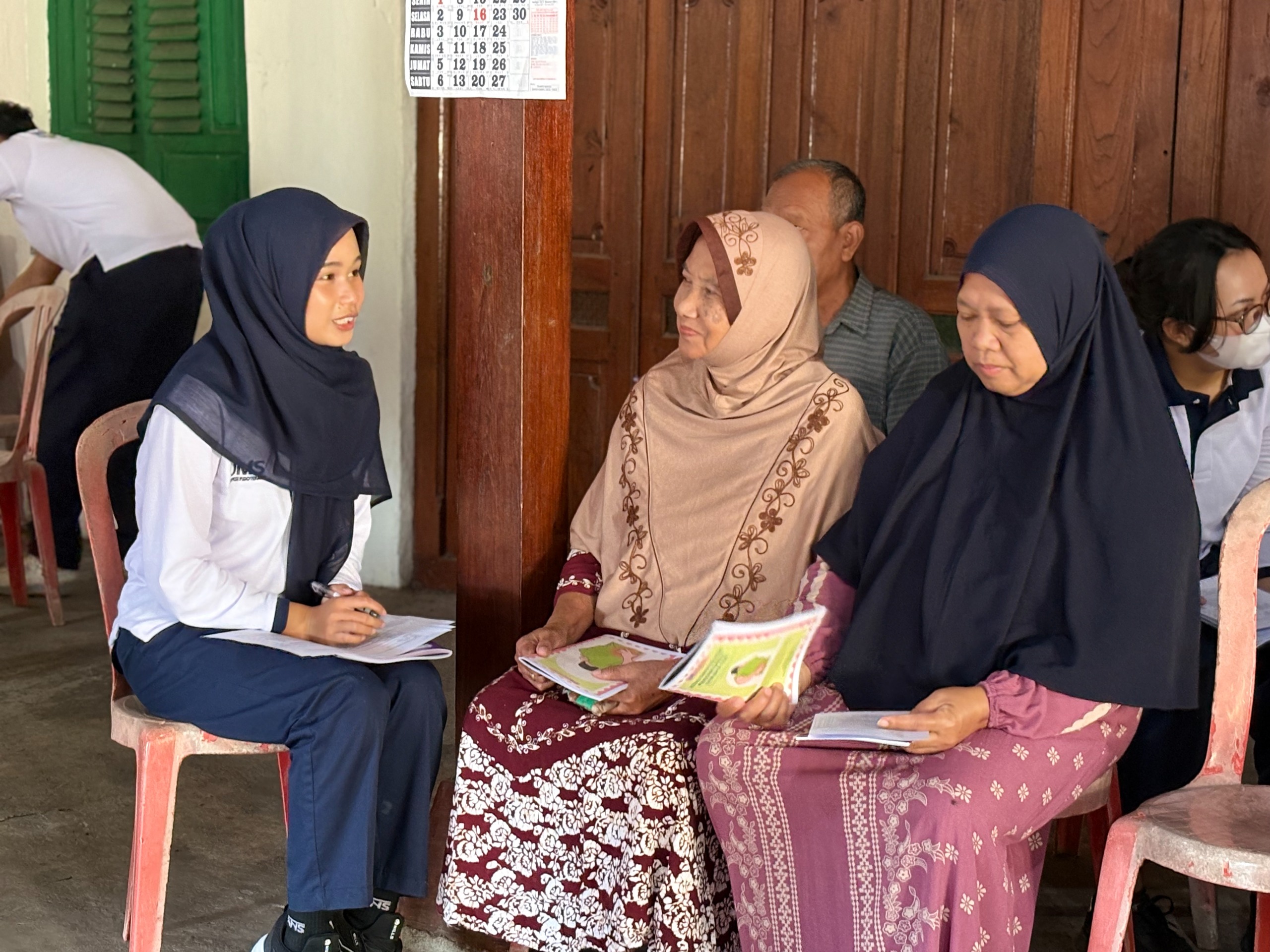 Mahasiswa Profesi Fisioterapis UMS Edukasi Pencegahan Nyeri Punggung Bawah bagi Kader PKK dan Lansia di Nguter