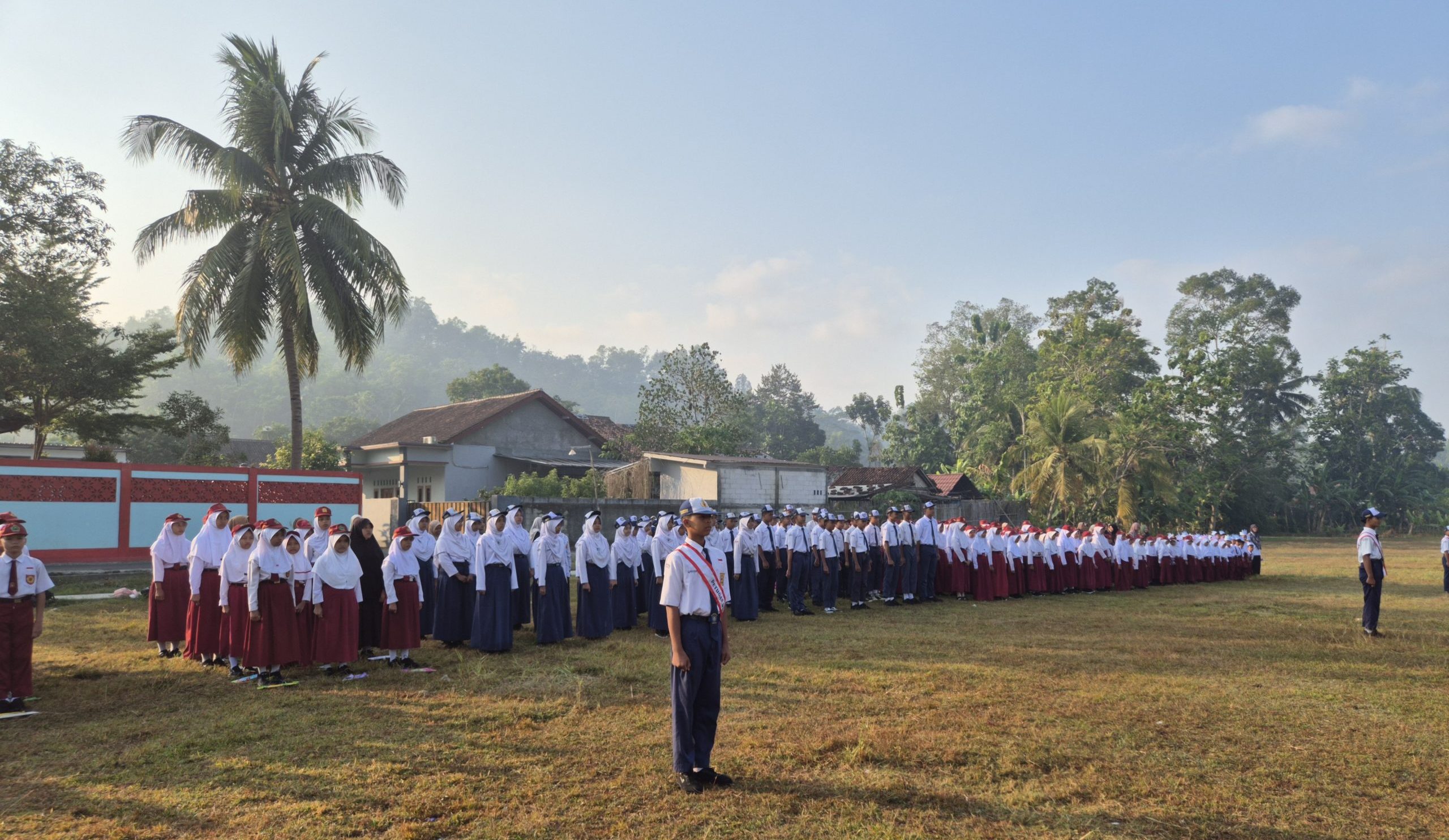 Kolaborasi SMP dan MI Muhammadiyah Purwojati Gelar Pembukaan MPLS-MATAMUDA Bersama di Lapangan Desa