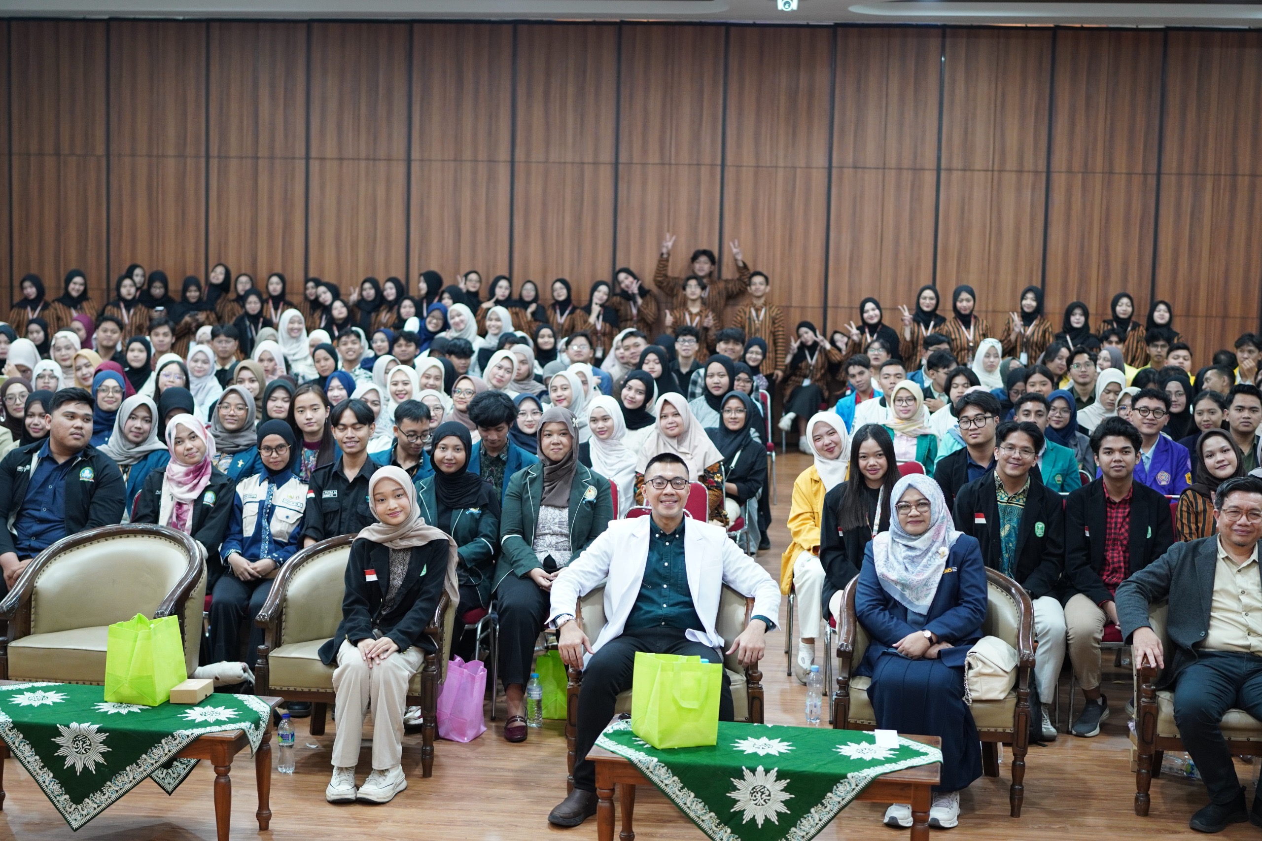 Semnas di UMS, dr. Gia Pratama Soroti Penyakit Jantung dan Stroke sebagai Penyebab Kematian Tertinggi