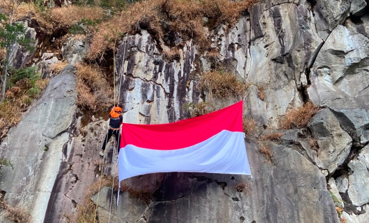 Semarak HUT Ke-81 RI, MALIMPA UMS Kibarkan Merah Putih di Tebing Watu Gribik Wonosobo