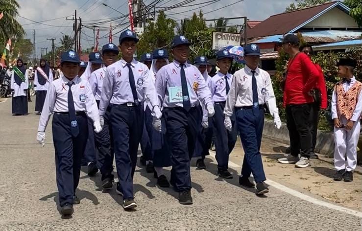 Penampilan Perdana, SMP Muhammadiyah 1 Anggana Semarakkan Gerak Jalan HUT ke-81 RI
