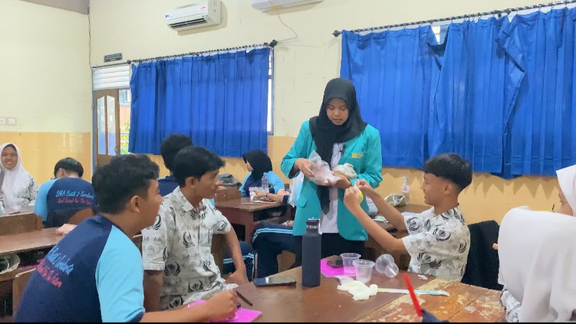 Mahasiswa PLP UMS Ajak Siswa SMA Batik 2 Surakarta Memahami Difusi dan Osmosis melalui Praktikum Sederhana