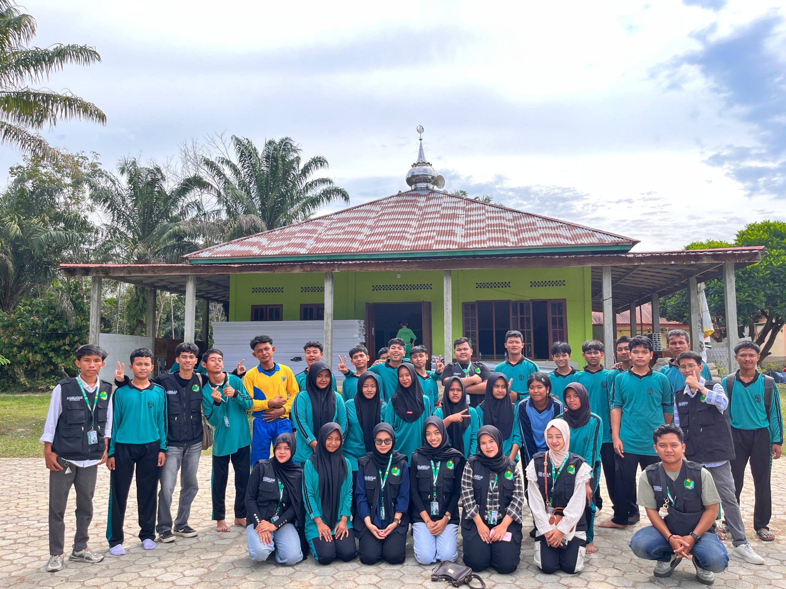 Kelompok 143 KKN Universitas Muhammadiyah Riau Desa Buluh Rampai Hadir di SMA Muhammadiyah Seberida, Menginspirasi Generasi Muda untuk Berprestasi dan Mengabdi