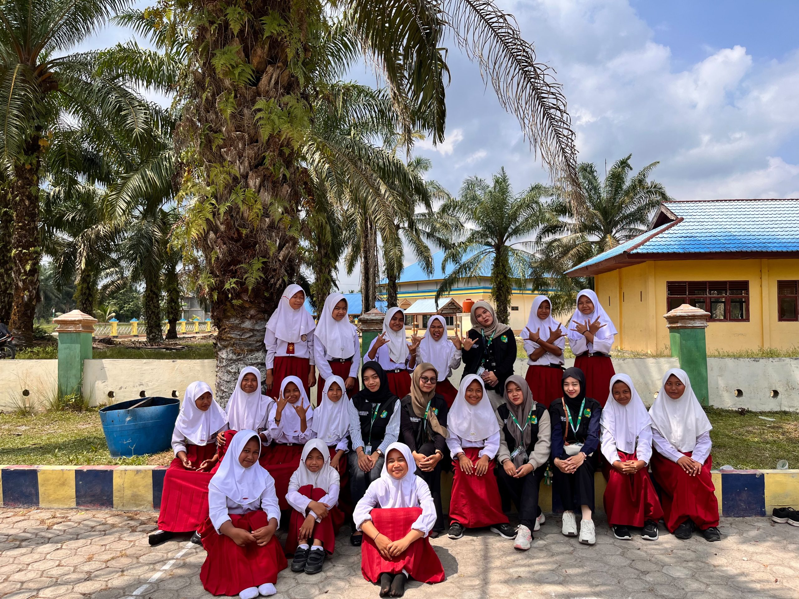 KKN Kelompok 143 UMRI Jalin Silaturahmi ke Sekolah- Sekolah Desa Buluh Rampai, Tawarkan Program Edukasi Berdampak bagi Generasi Muda
