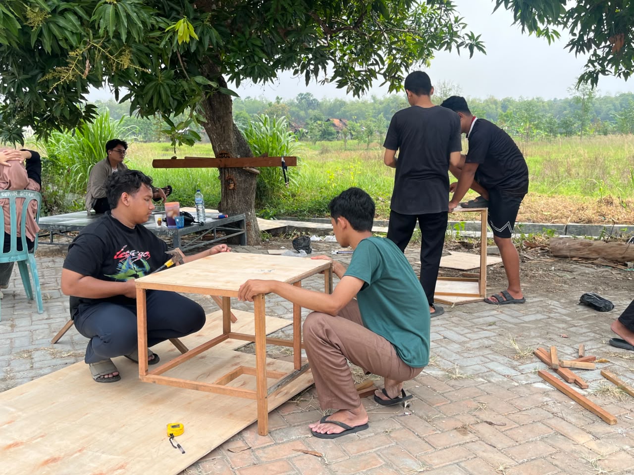 Mahasiswa PLP 70 Umsida Bangun Rubuha untuk Kendalikan Hama Sawah