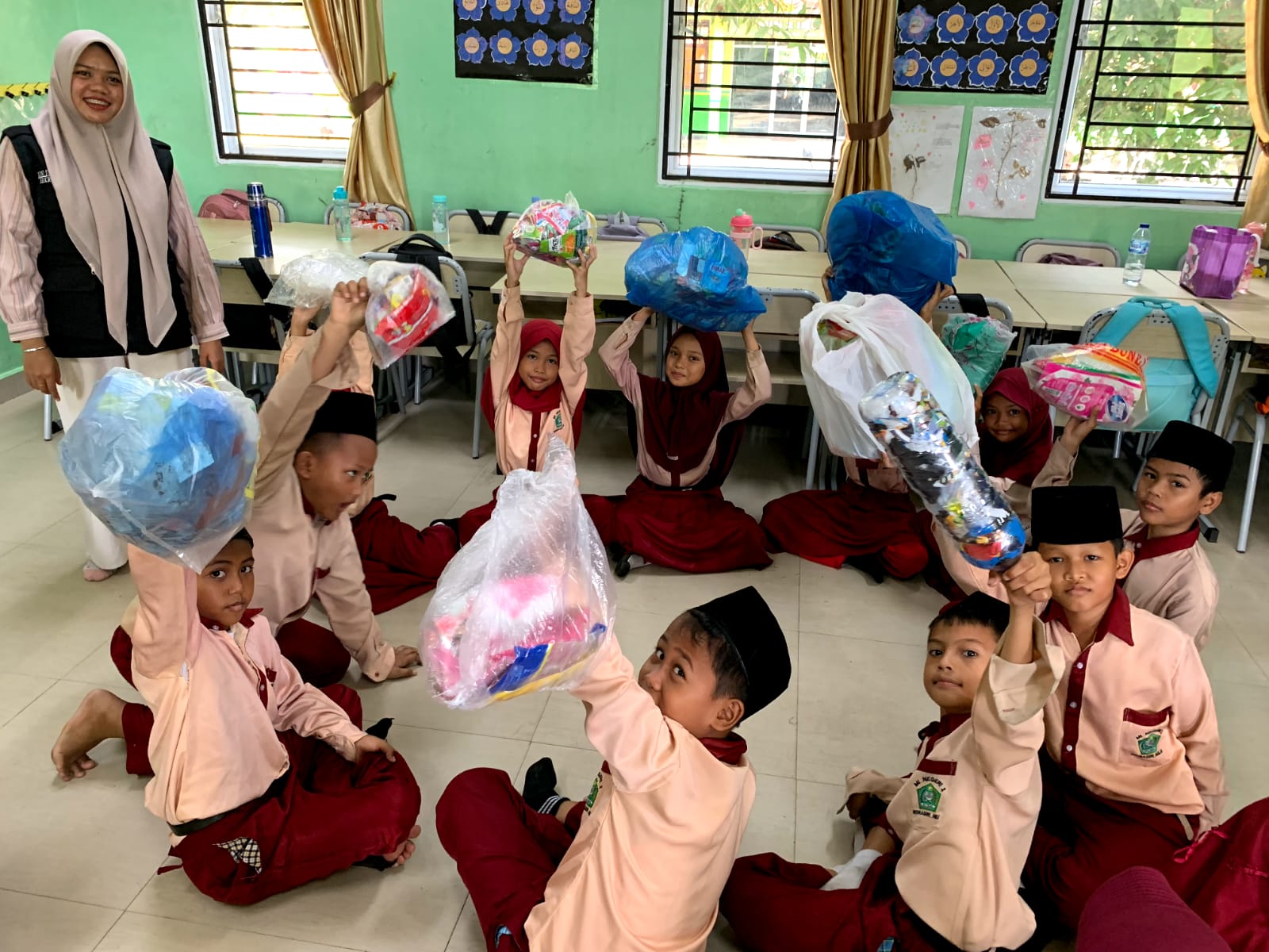 Dukung Pencapaian SDGs, KKN Kelompok 143 UMRI Gelar Pelatihan Eco-Brick dari Sampah Plastik Menjadi Rak Sepatu