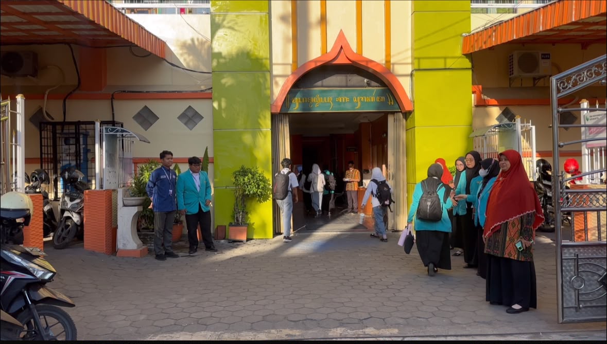 Mahasiswa PLP UMS Terlibat dalam Program Morning Habit untuk Menguatkan Karakter Siswa di SMA Muhammadiyah 1 Surakarta