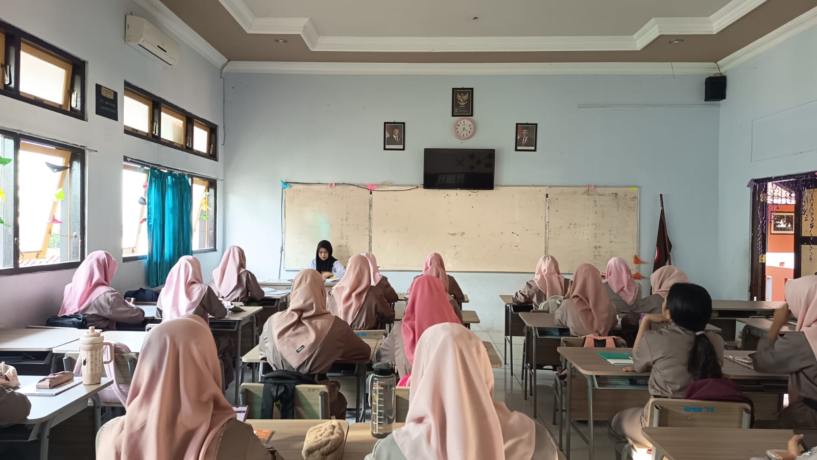 Mahasiswa PLP UMS Dampingi Pembiasaan Literasi Pagi dan Keagamaan di SMKN 1 Klaten