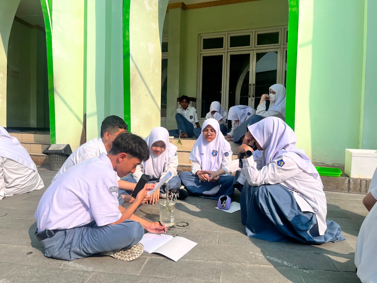 Mahasiswa PLP UMS Bimbing Praktikum Ingenhousz di SMA Muhammadiyah PK Kotabarat
