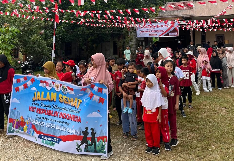 Gerak Jalan Sehat RT 08/RW 03 Desa Buluh Rampai Sukses Digelar Bersama KKN 143 UMRI