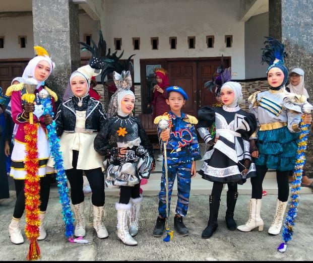 Drumband Surya Nada Mula MIM 09 Hipnotis Ribuan Pasang Mata pada Karnaval Pendidikan Desa Labuhan
