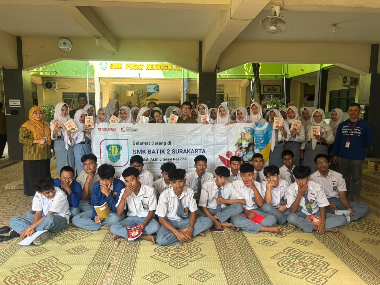 Perkuat Budaya Literasi Siswa, Mahasiswa PLP UMS Kolaborasi Gelar Gerakan 7 Kebiasaan Anak Indonesia Hebat di SMK Batik 2 Surakarta