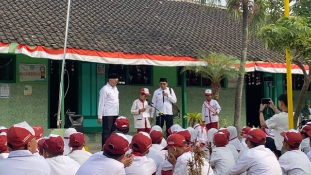 Perwakilan Fakultas Psikologi UMS dalam menyampaikan materi kepada siswa MIM Luwung