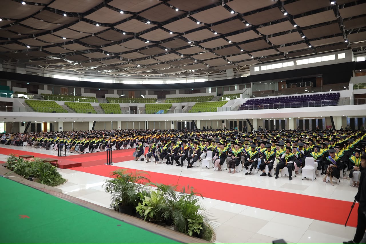 UMS Wisuda 2.259 Lulusan, Rektor Tekankan Ilmu Harus Berbuah Karya dan Manfaat