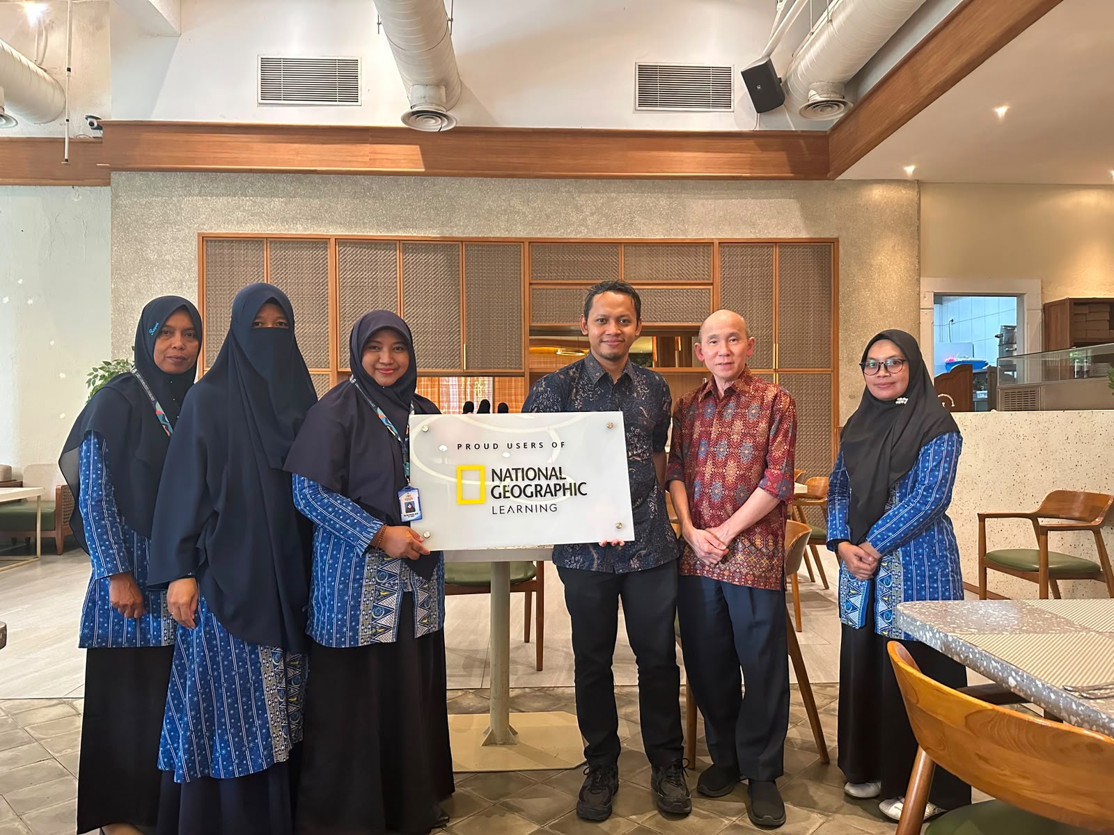 Wujudkan Pendidikan Berkemajuan, MIM Digdaya Bolon Teken Kerjasama dengan National Geographic Learning Siapkan Kelas ICP