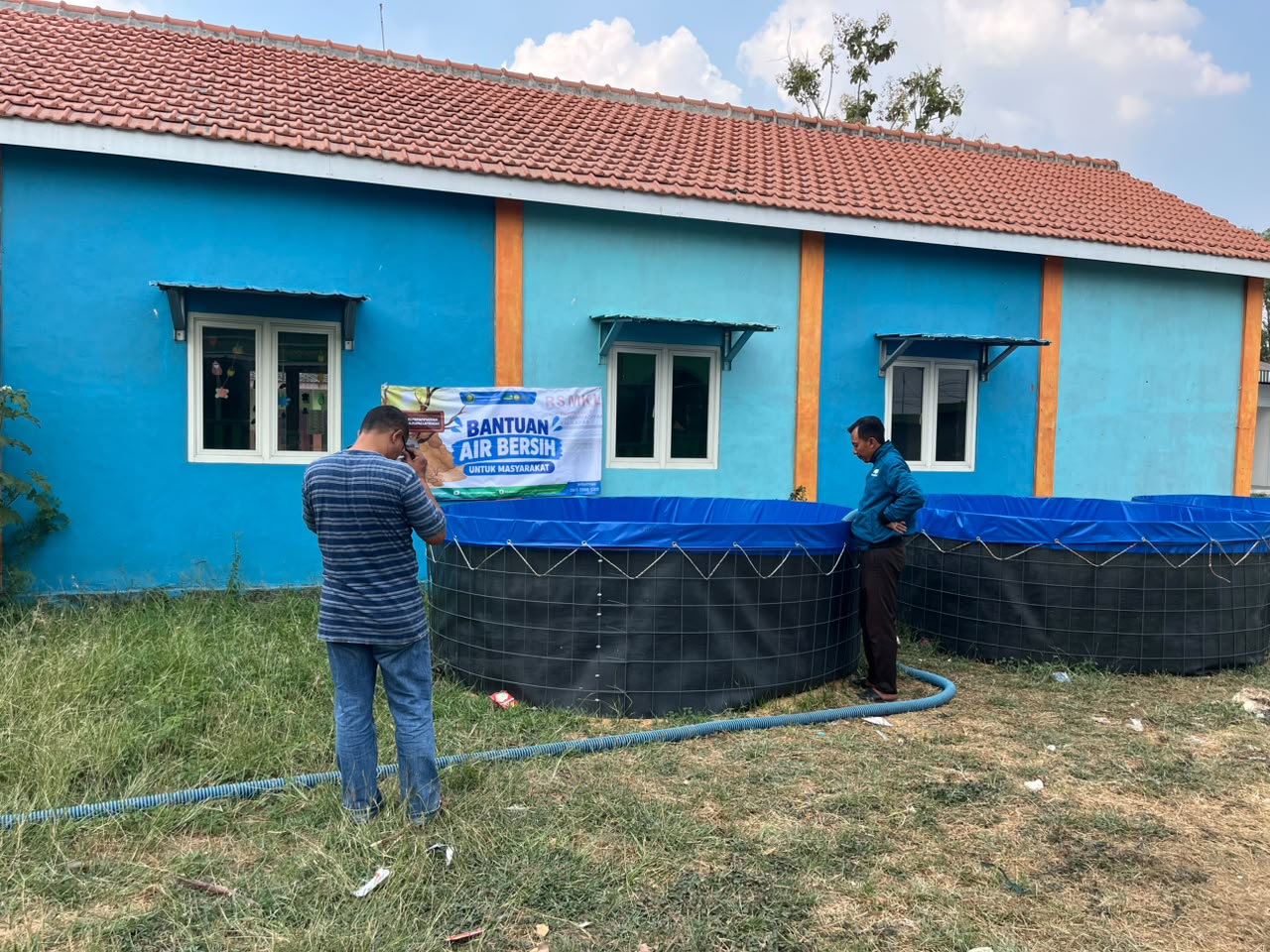 RS Muhammadiyah Kalikapas Lamongan Salurkan 5.000 Liter Air Bersih untuk Warga