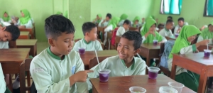 Belajar TOGA secara Langsung, Siswa MIM Tawangsari Antusias Praktek Membuat Minuman Bunga Telang